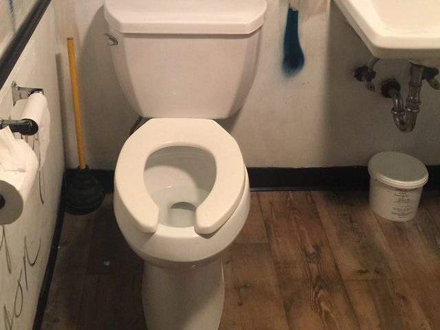一般住居のトイレつまり修理で役立つアイテムとは